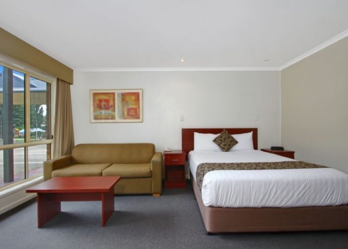 Thunderbird-Motel-Deluxe-Room4