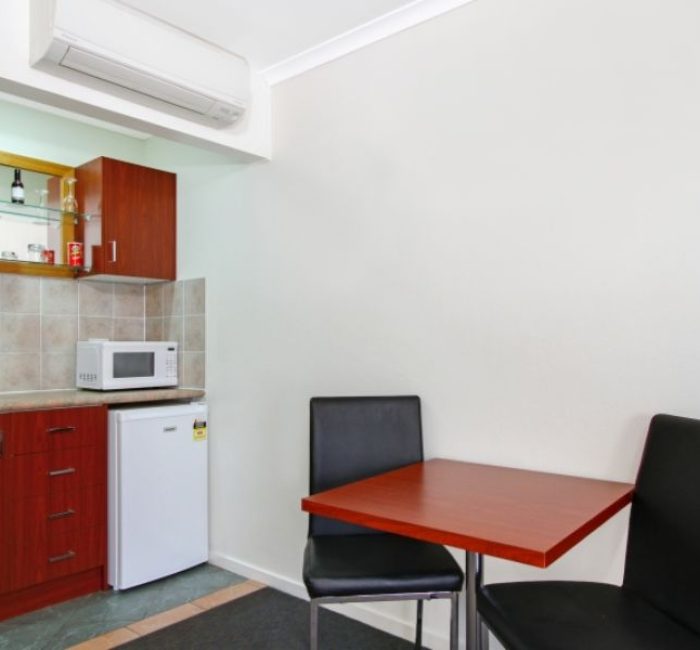 Thunderbird-Motel-Deluxe-Room7