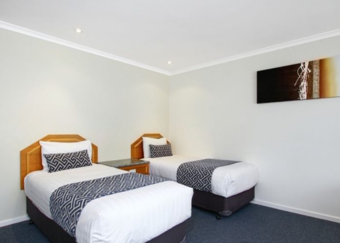 Thunderbird-Motel-Executive-Family-Room1