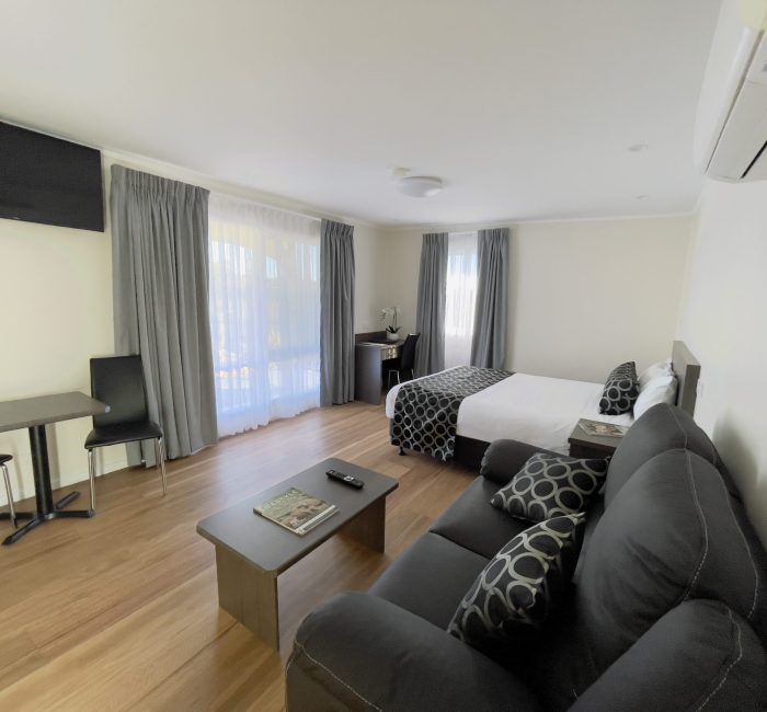 Thunderbird-Motel-Studio-Poolside-Spa-Suite3