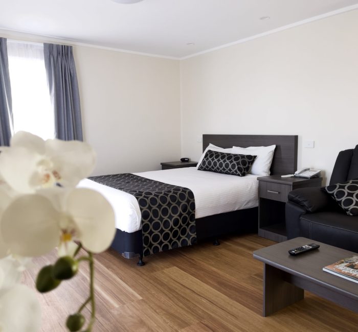 Thunderbird-Motel-Studio-Poolside-Spa-Suite4